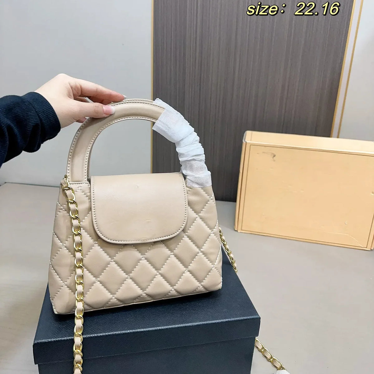 Veal k Leather Designer Womens Shoulder Bag Leather Ribbed Gold Hardware Metal Turn Lock Matelasse Chain SemiRound Handle Luxury