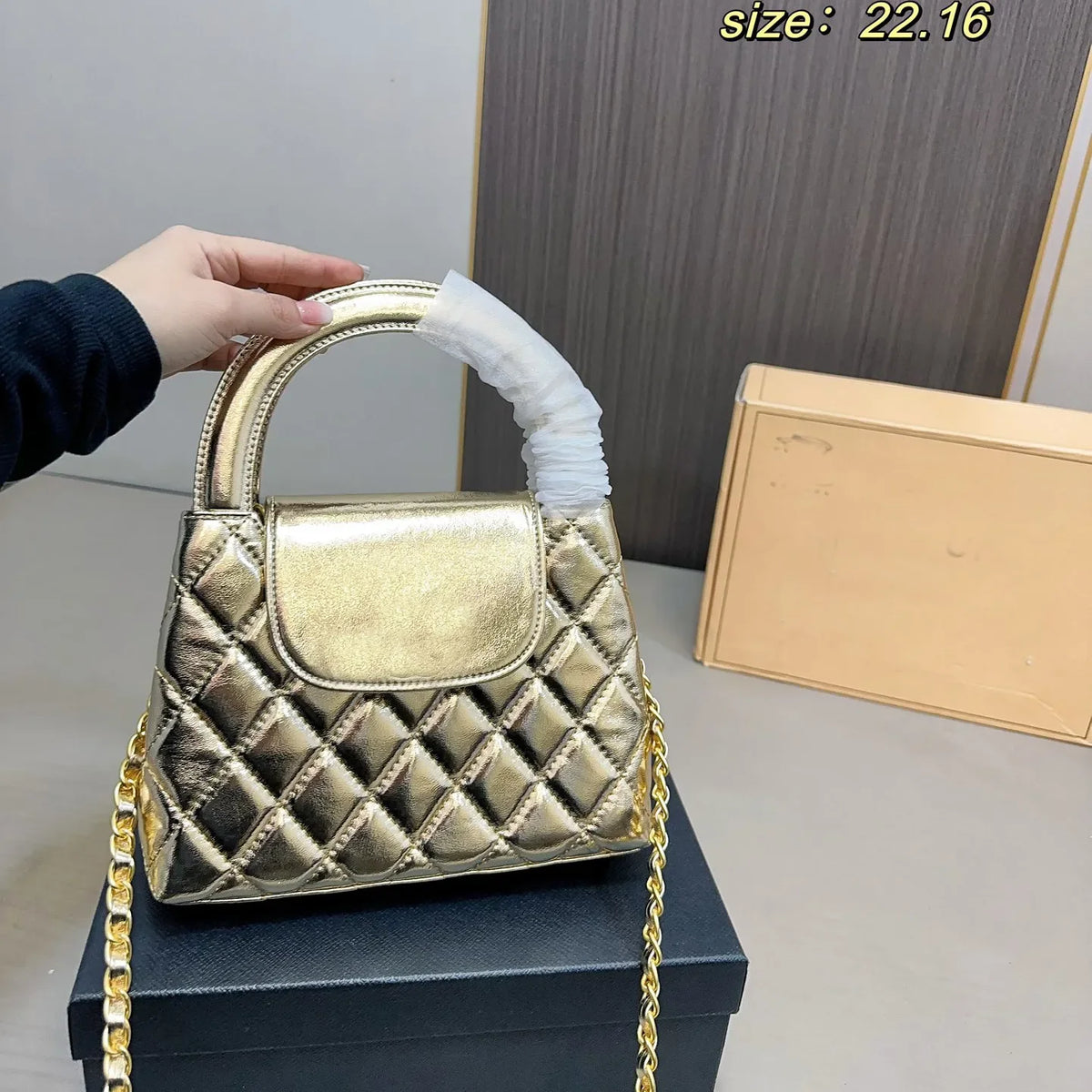 Veal k Leather Designer Womens Shoulder Bag Leather Ribbed Gold Hardware Metal Turn Lock Matelasse Chain SemiRound Handle Luxury