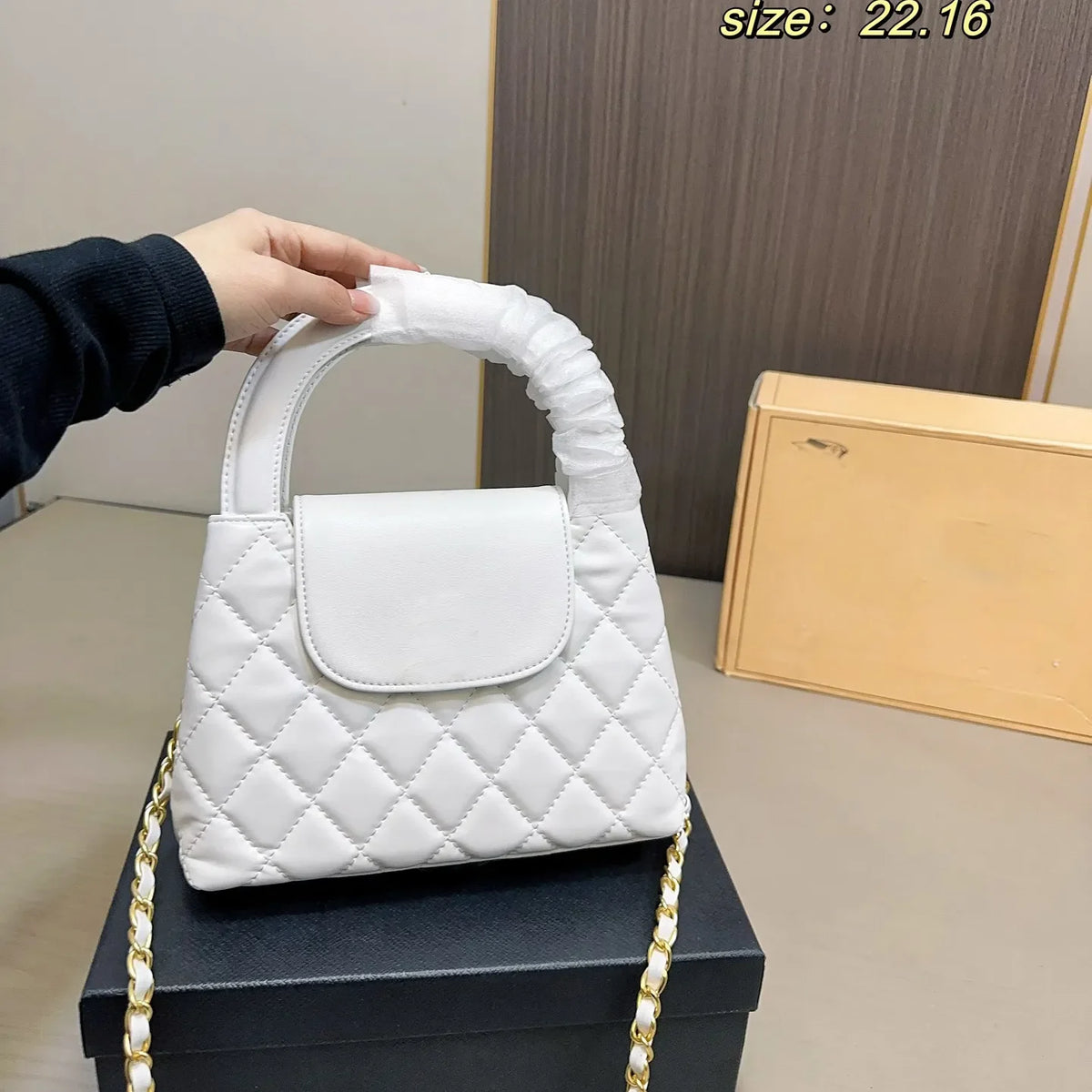 Veal k Leather Designer Womens Shoulder Bag Leather Ribbed Gold Hardware Metal Turn Lock Matelasse Chain SemiRound Handle Luxury