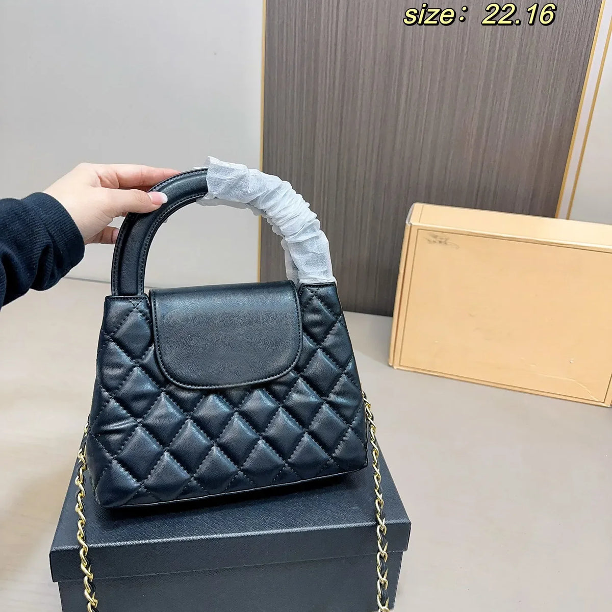 Veal k Leather Designer Womens Shoulder Bag Leather Ribbed Gold Hardware Metal Turn Lock Matelasse Chain SemiRound Handle Luxury