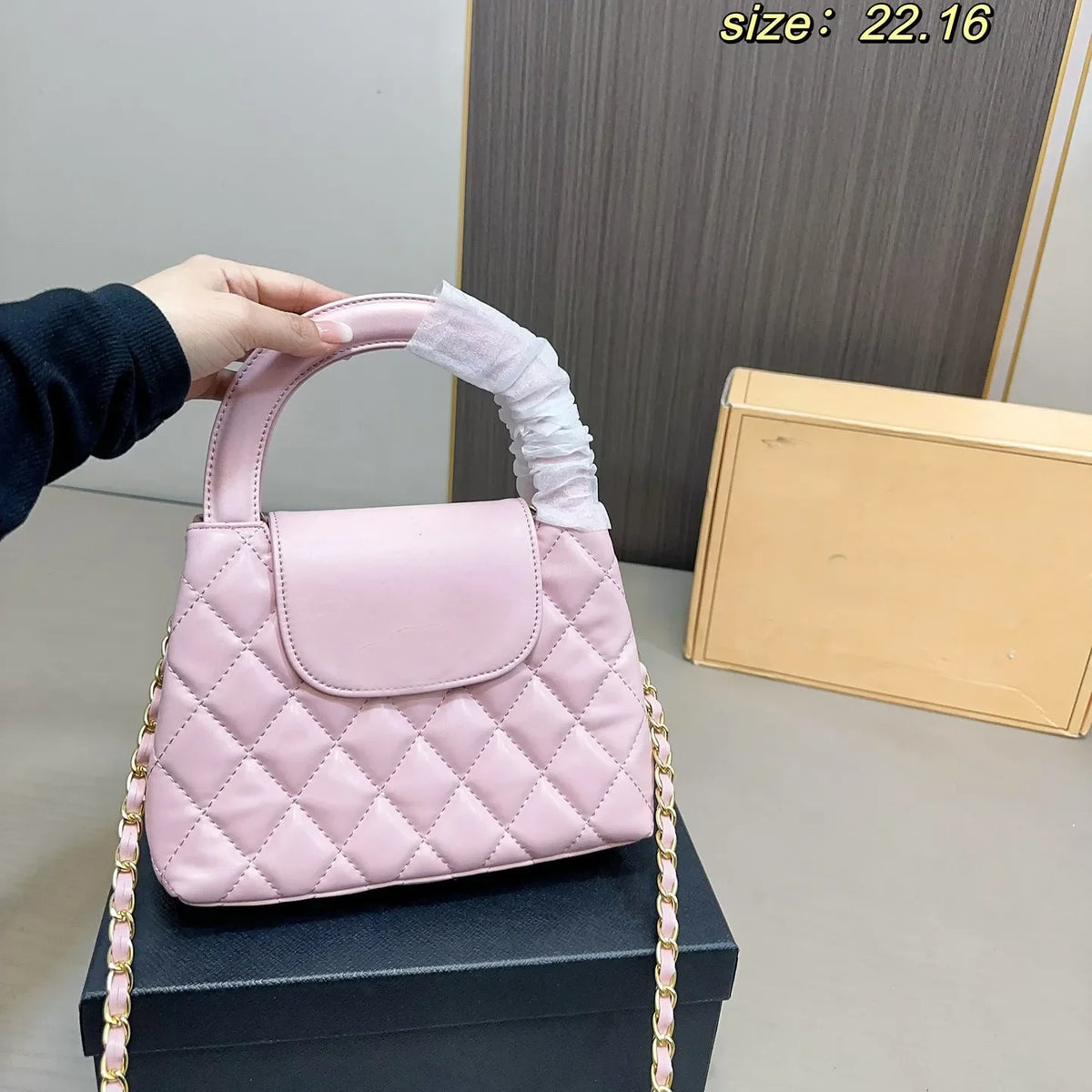 Veal k Leather Designer Womens Shoulder Bag Leather Ribbed Gold Hardware Metal Turn Lock Matelasse Chain SemiRound Handle Luxury
